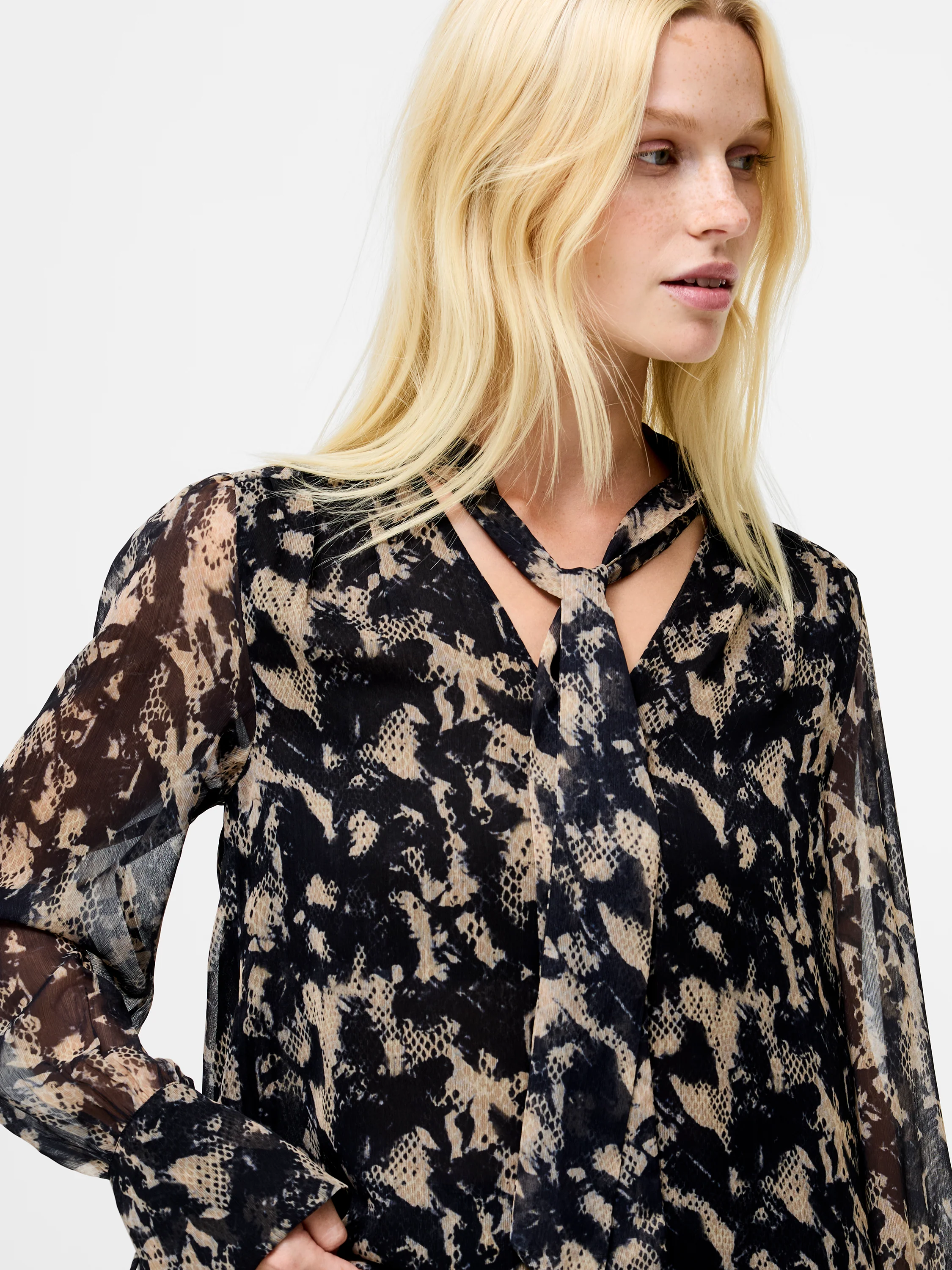 Amelia Hallie Crinkle Tie Neck Blouse - Image 3