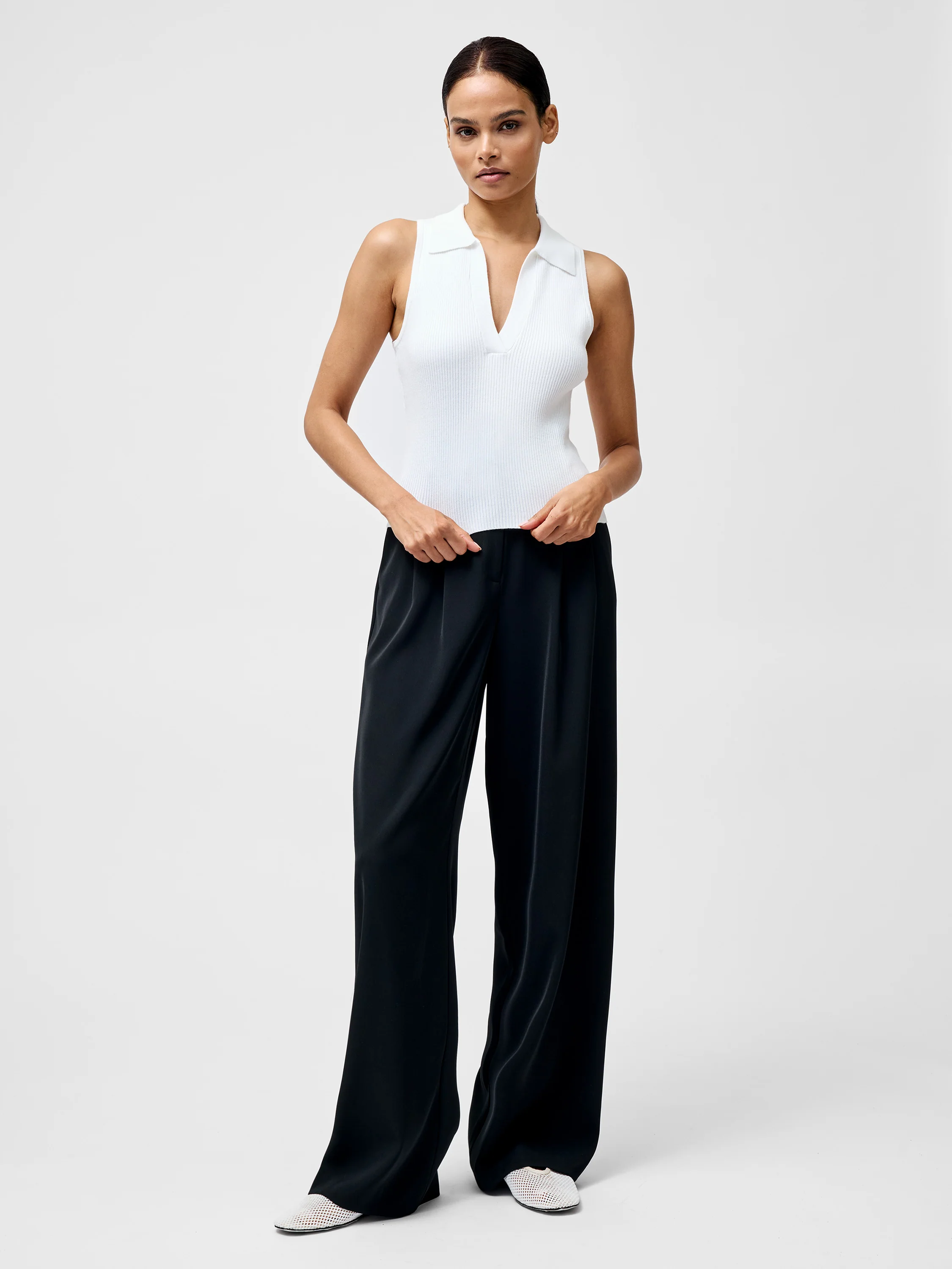 Mozza Collared V Neck Sleeveless Jumper - Image 2