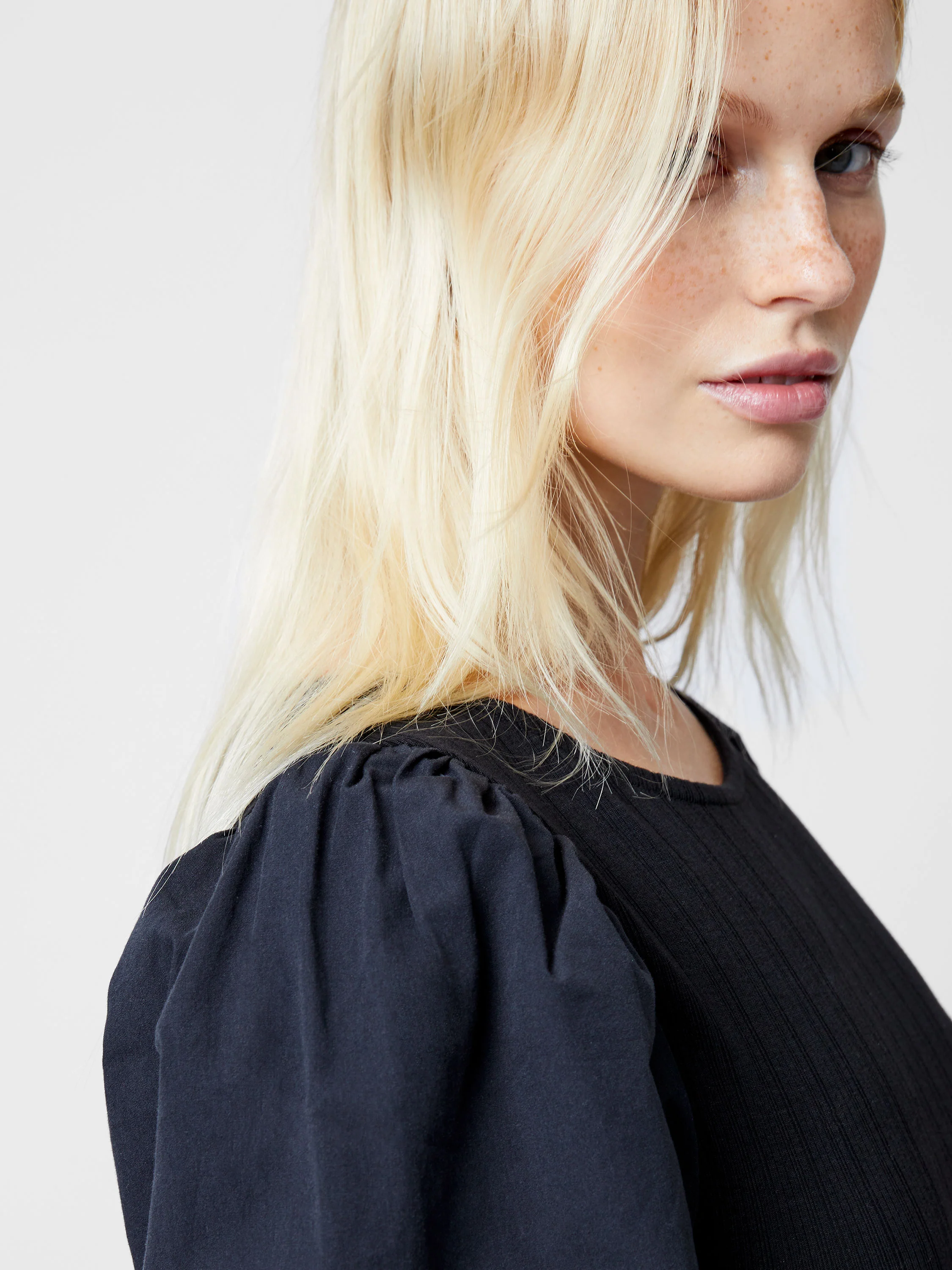 Sasia Ribbed Puff Sleeve Midi Dress - Image 3