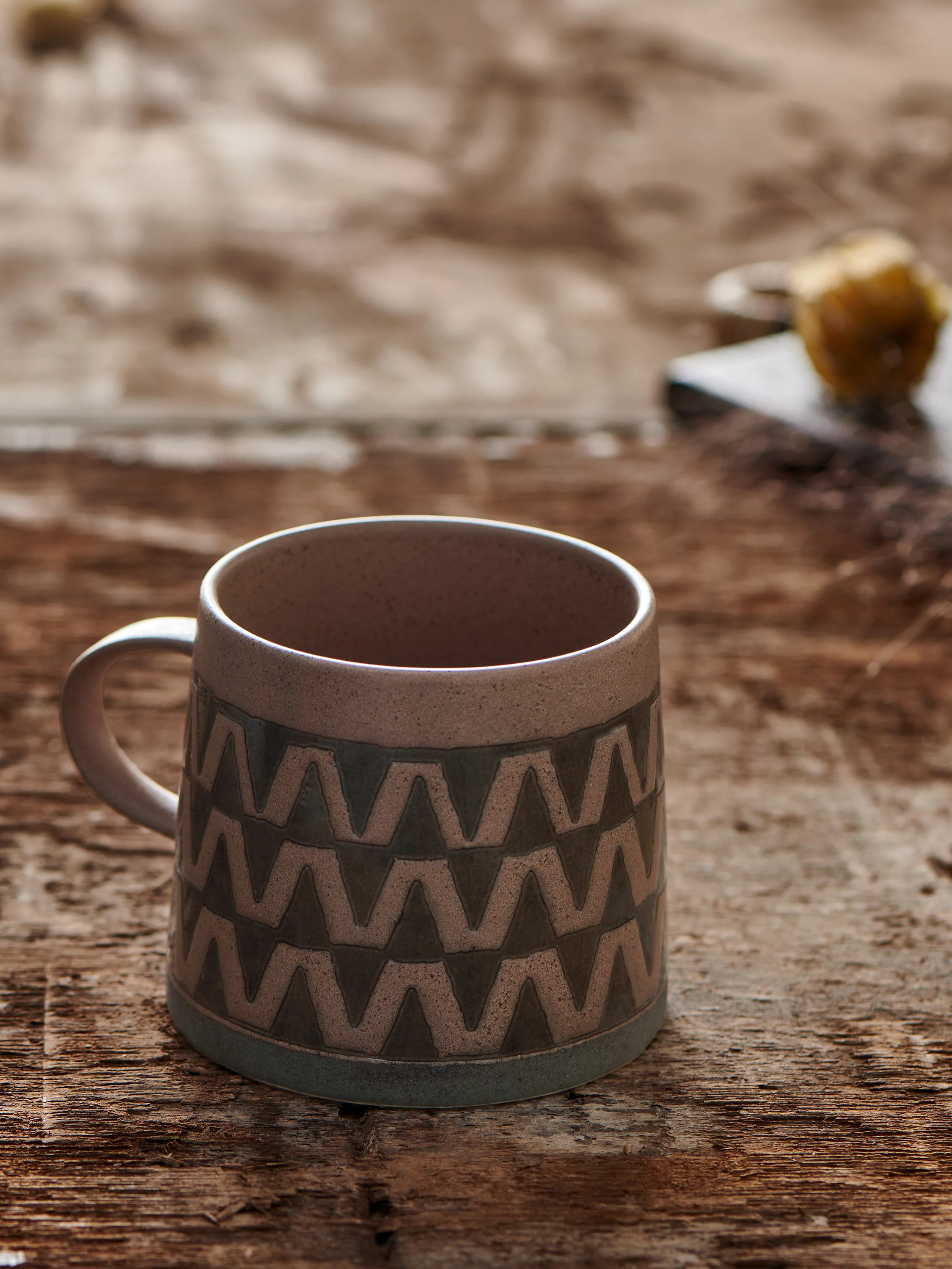 Zigzag Pattern Stoneware Mug - Image 2