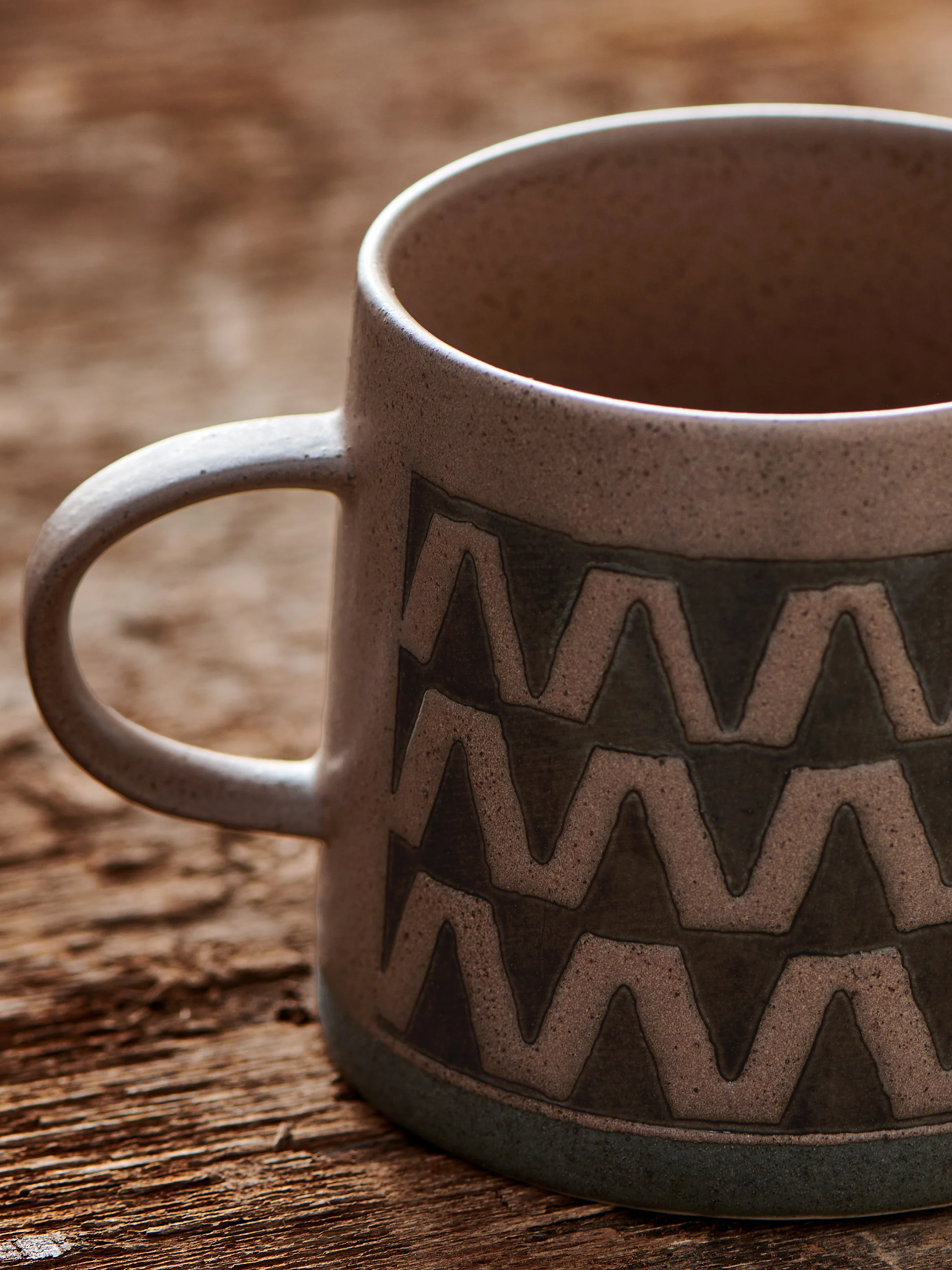 Zigzag Pattern Stoneware Mug - Image 3